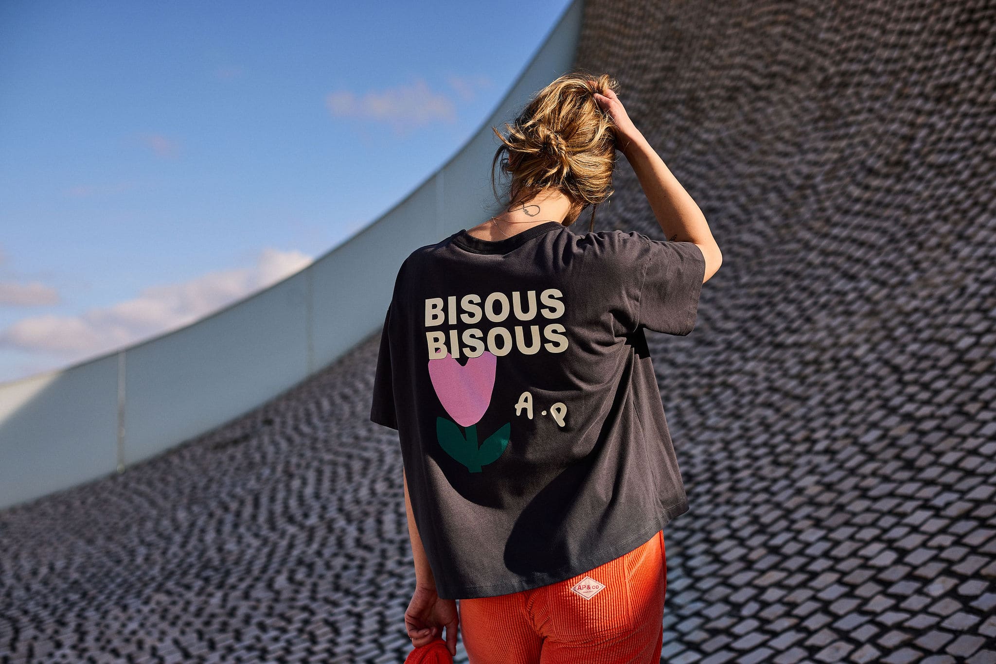 Arsene & Les pipelettes a.p. Bisous Bisous organic cotton t shirt - charcoal