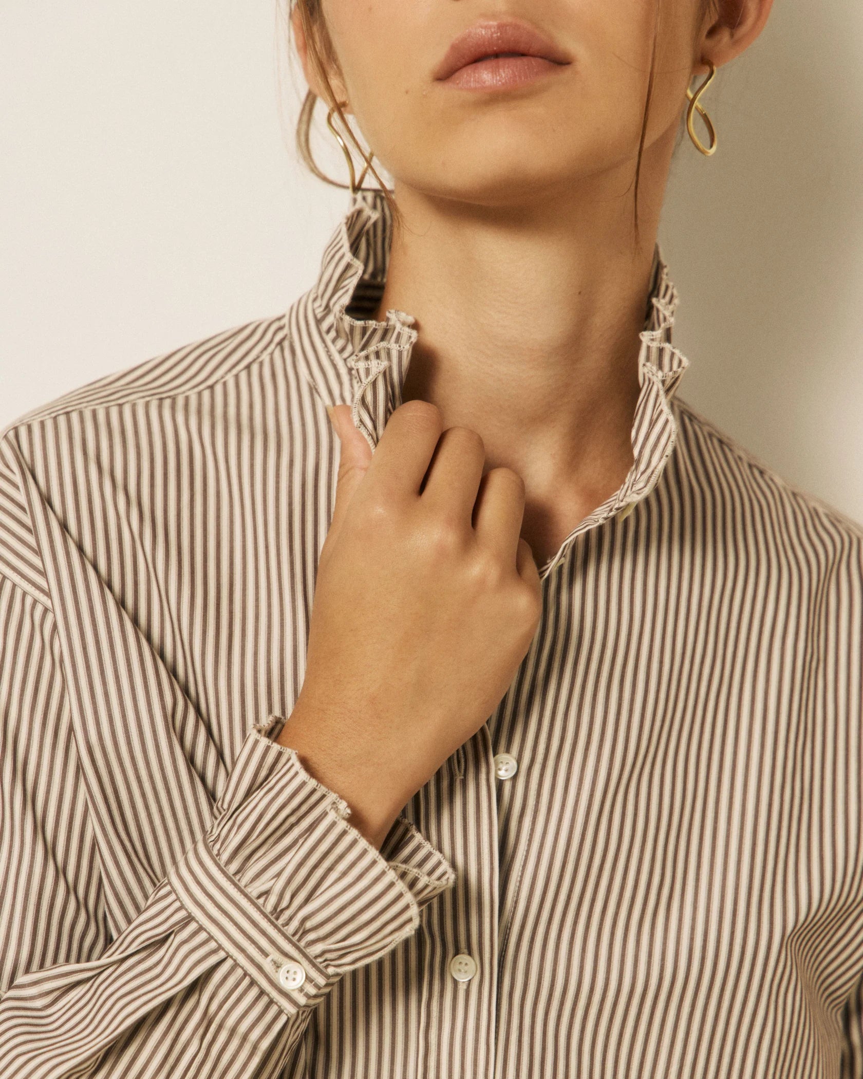 Hartford Chana ruffle neck striped shirt - brown / off white