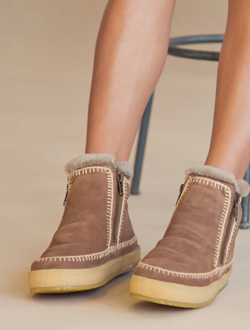 Laidback London Setsu camel suede beige stitching boot