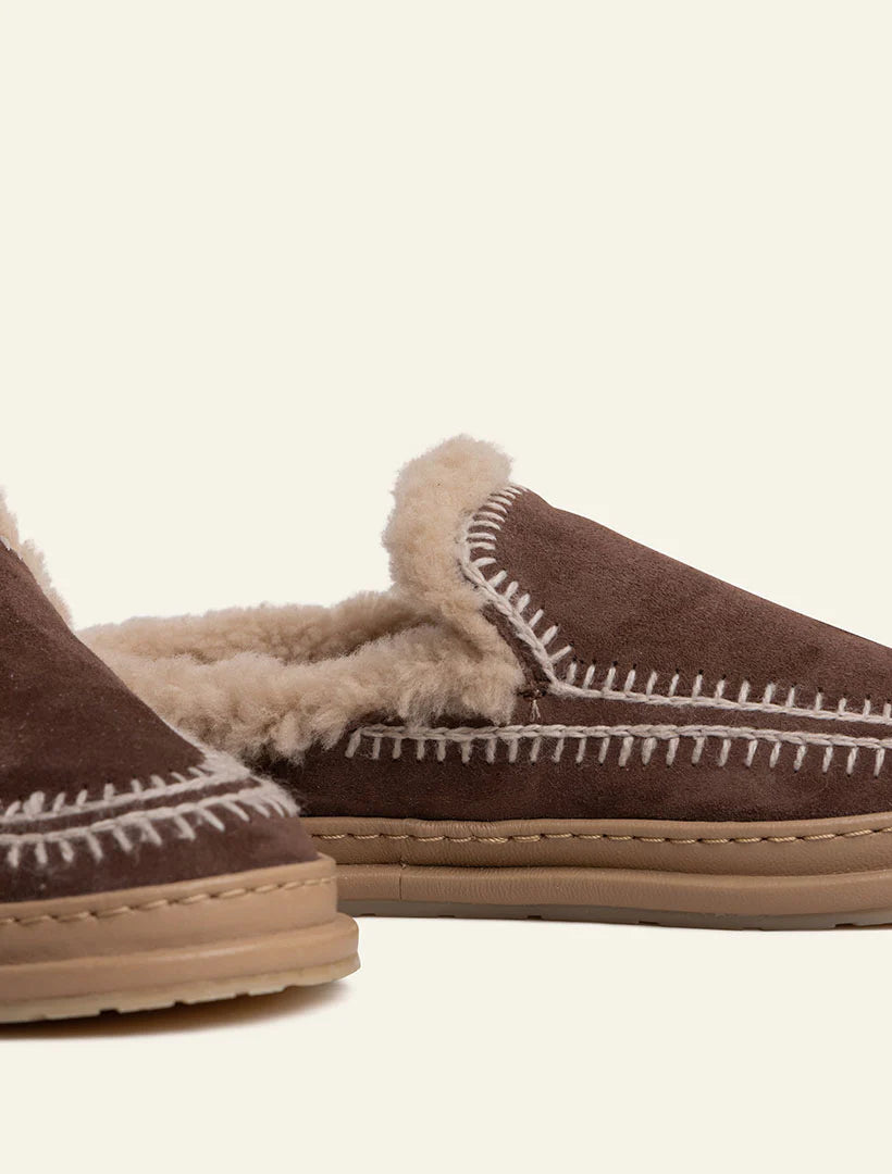 Laidback London Jun4.1 choc suede slipper