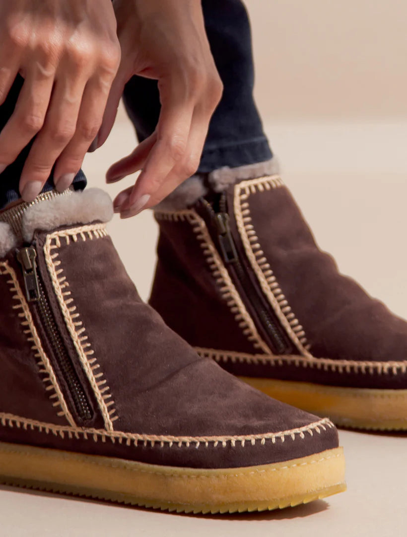 Laidback London Setsu choc suede boot with beige stitching