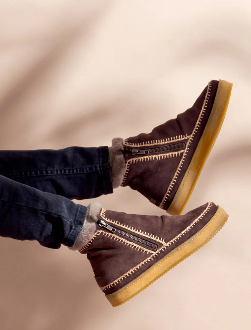 Laidback London Setsu choc suede boot with beige stitching